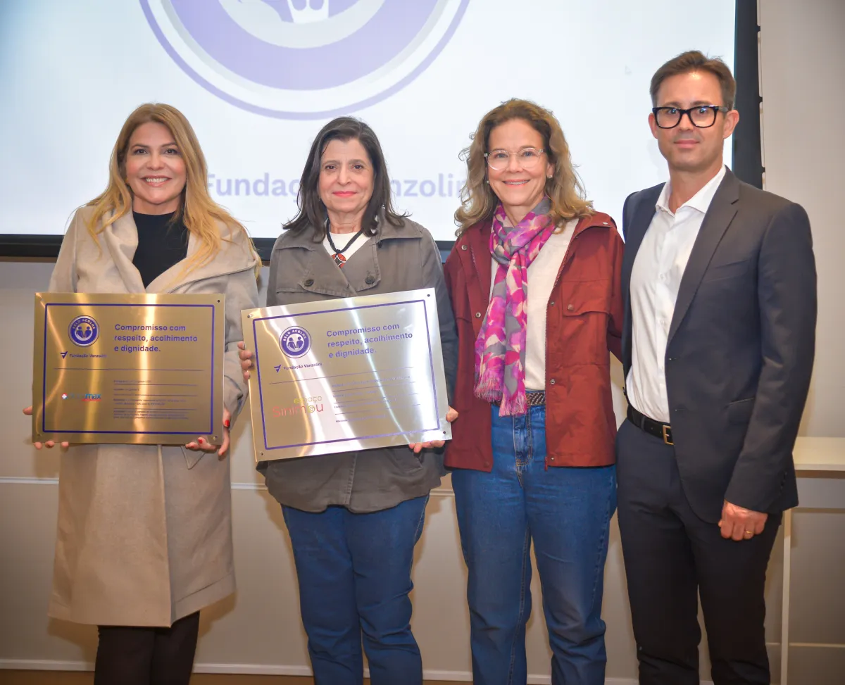 Representantes dos primeiros estabelecimentos reconhecidos recebem as placas do Selo Acolhe